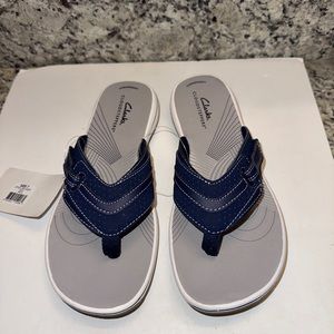 NEW 55$ CLARKS WOMEN'S BREEZE SEA LIGHTWEIGHT FLIP-FLOPS -SZ 8